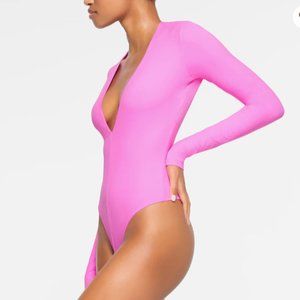 SKIMS PLUNGE BODYSUIT - NWT NEVER WORN